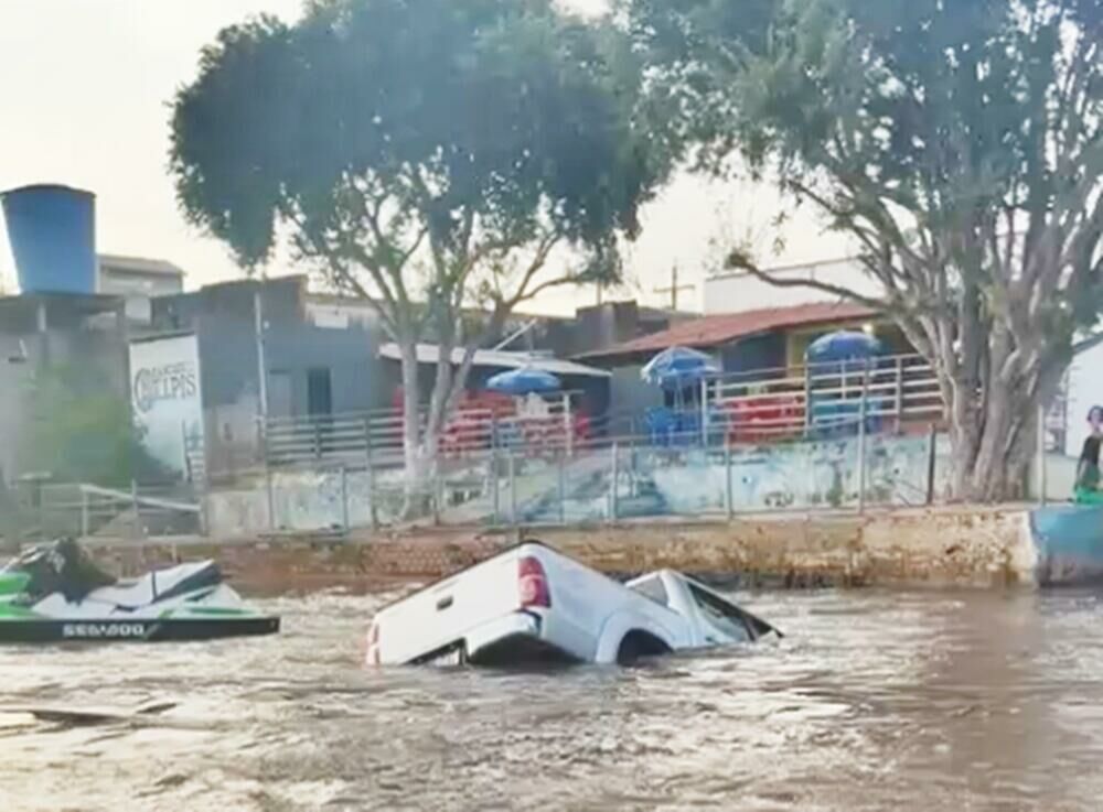 Imagem de compartilhamento para o artigo Caminhonete cai no rio Taquari após falha no freio de mão e motorista é resgatado em Coxim da MS Todo dia
