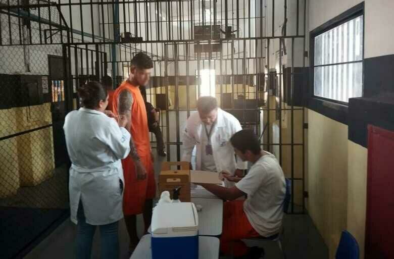 Imagem de compartilhamento para o artigo Detentos e servidores do sistema prisional de MS são vacinados contra Influenza da MS Todo dia