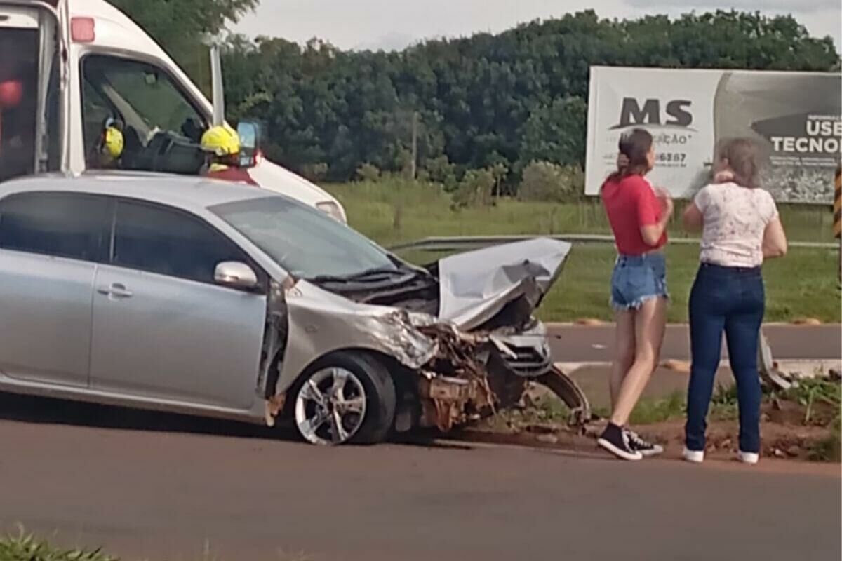 Imagem de compartilhamento para o artigo Acidente entre Corolla e caminhão boiadeiro na rotatória do Posto São Pedro deixa uma pessoa ferida da MS Todo dia