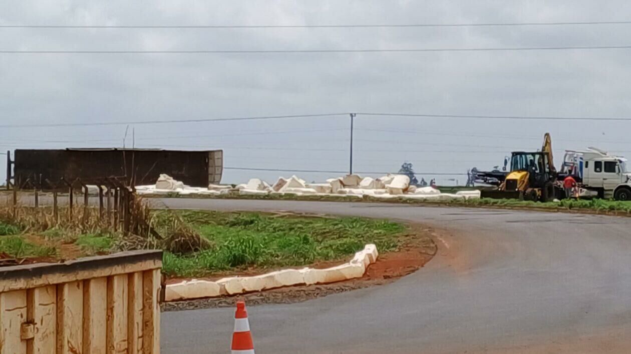 Imagem de compartilhamento para o artigo Caminhão com carga de algodão tomba em rotatória em Chapadão do Sul da MS Todo dia