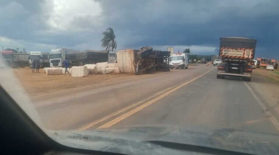 Imagem de compartilhamento para o artigo Carreta carregada com algodão tomba na MS-306 e impacta tráfego em Chapadão do Sul da MS Todo dia