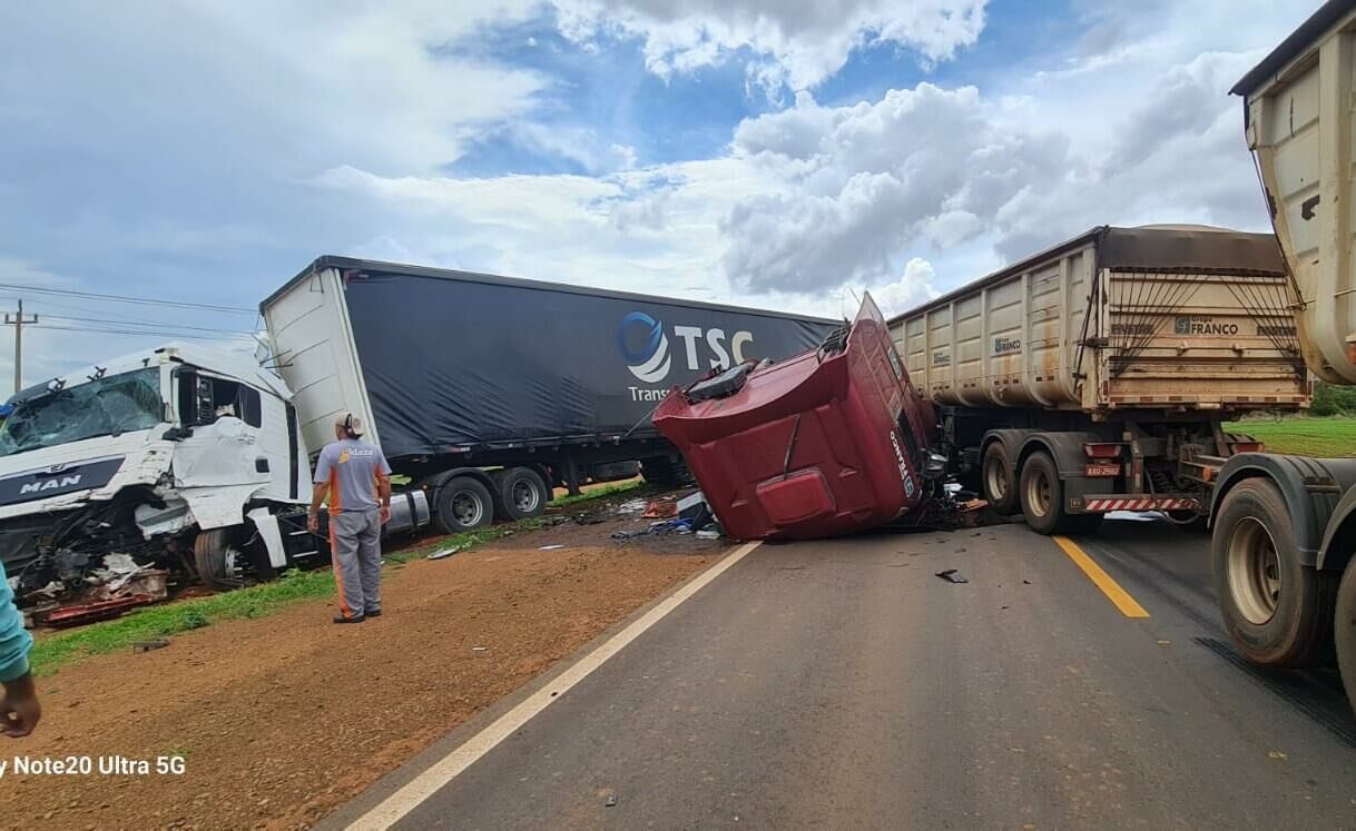 Imagem de compartilhamento para o artigo Cabine é arrancada em batida violenta entre duas carretas na MS-306, em Chapadão do Sul da MS Todo dia