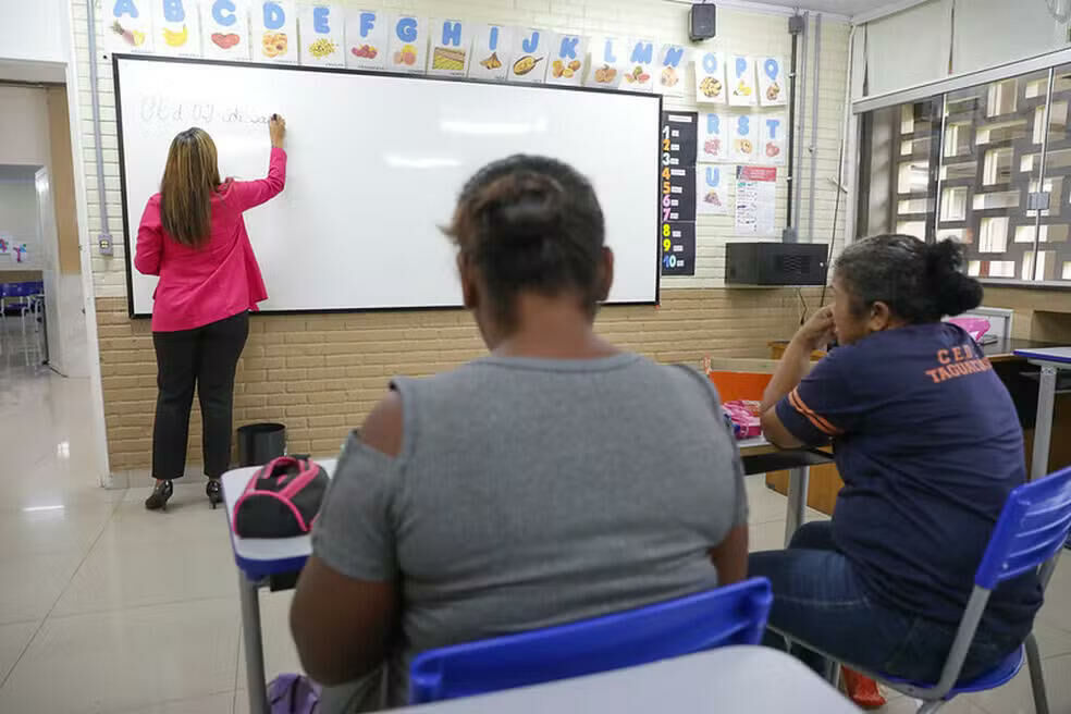Imagem de compartilhamento para o artigo Brasil registra menor taxa de analfabetismo desde 2016, aponta IBGE da MS Todo dia
