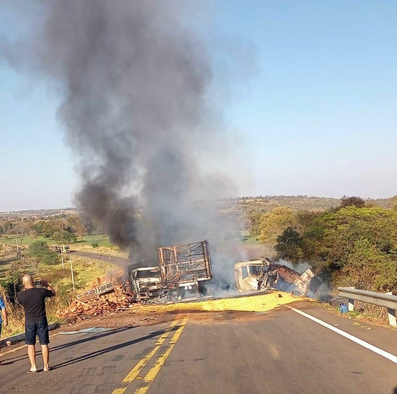 Imagem de compartilhamento para o artigo Três carretas pega fogo após acidente entre Inocência e Cassilândia da MS Todo dia