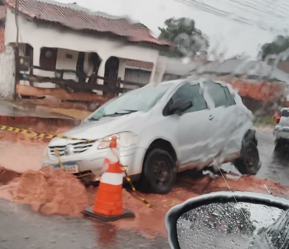 Imagem de compartilhamento para o artigo Motorista cai em buraco aberto pela Sanesul e registra ocorrência em Coxim da MS Todo dia