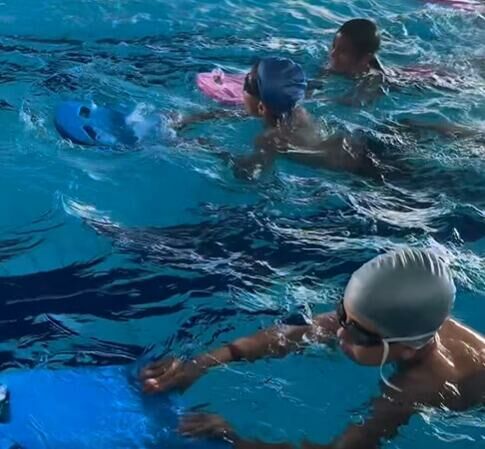 Imagem de compartilhamento para o artigo Prefeito Weliton Guimarães acompanha início das aulas de natação em Alcinópolis da MS Todo dia