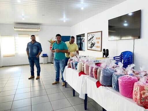 Imagem de compartilhamento para o artigo Prefeito Juvenal Consolaro entrega cobertores para famílias em Figueirão da MS Todo dia
