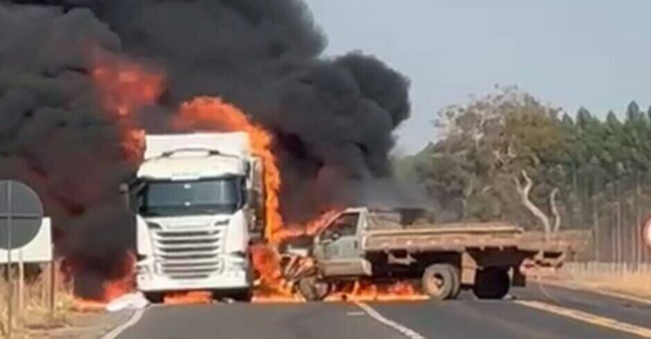 Imagem de compartilhamento para o artigo Caminhão-tanque e caminhonete pegam fogo após batida na MS-377, em Inocência da MS Todo dia