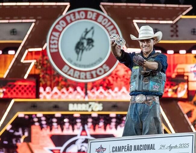 Imagem de compartilhamento para o artigo Peão de Inocência conquista Tríplice Coroa em montaria e entra para a história da PBR da MS Todo dia