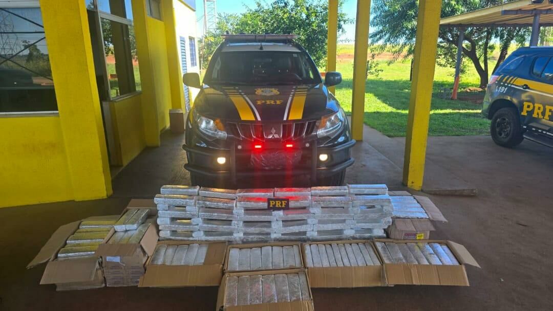Imagem de compartilhamento para o artigo PRF prende homem com 284 quilos de maconha escondidos em cabine de caminhão em São Gabriel do Oeste da MS Todo dia