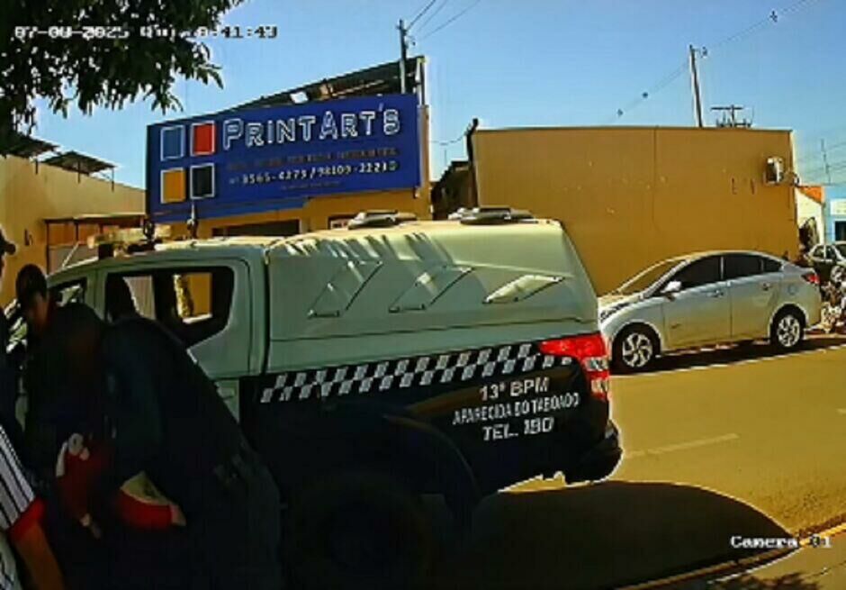 Imagem de compartilhamento para o artigo Mãe corre com bebê engasgado até PMs e criança é salva em Aparecida do Taboado (vídeo) da MS Todo dia