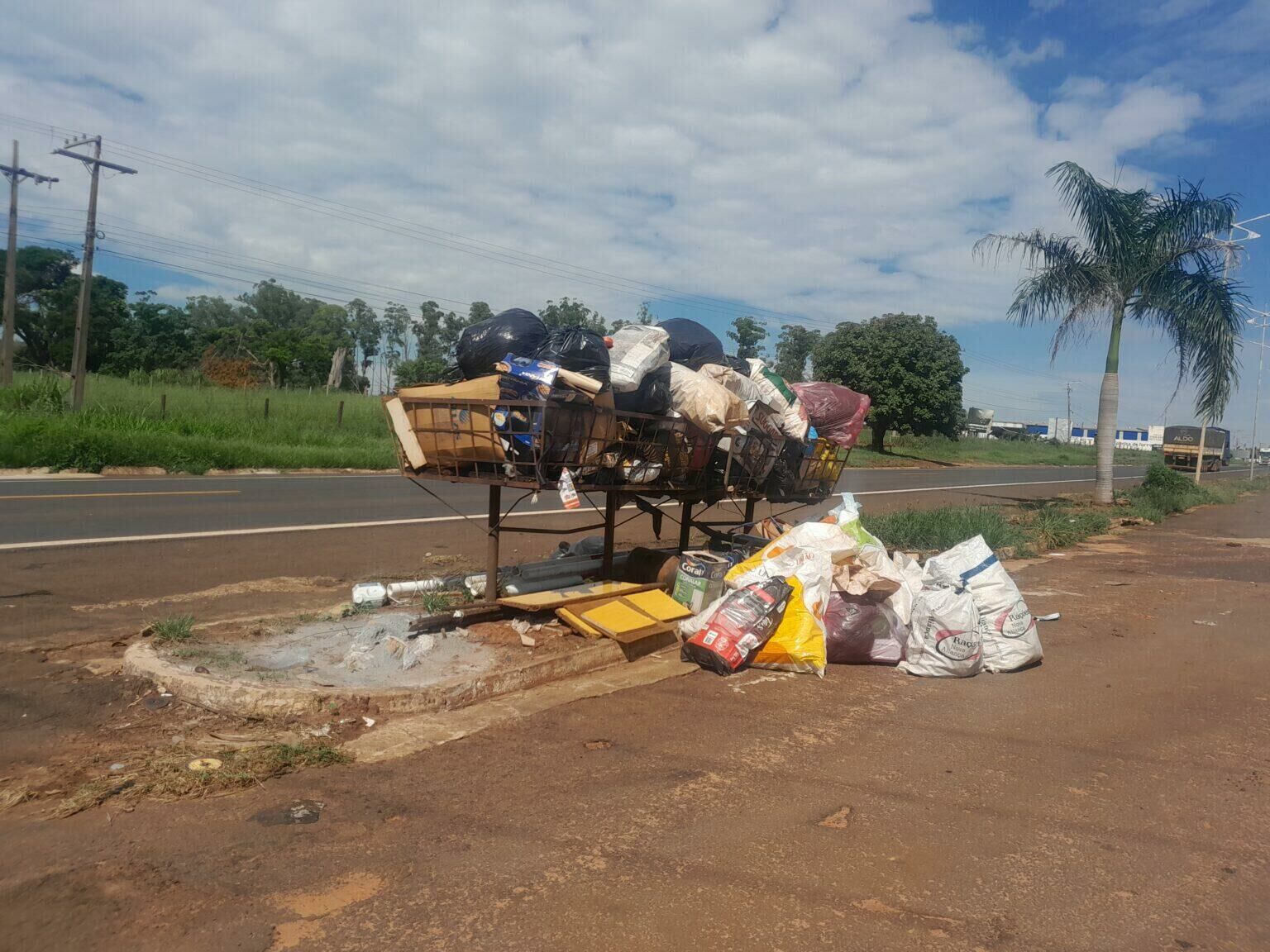 Imagem de compartilhamento para o artigo Moradores pedem ajudam da prefeitura da Cassilândia para retirar lixo jogado na calçada  da MS Todo dia