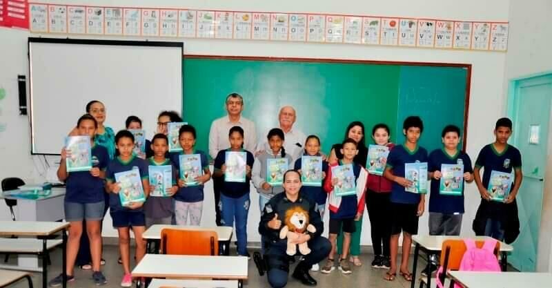 Em Figueirão, alunos do Proerd recebem material didático do curso
