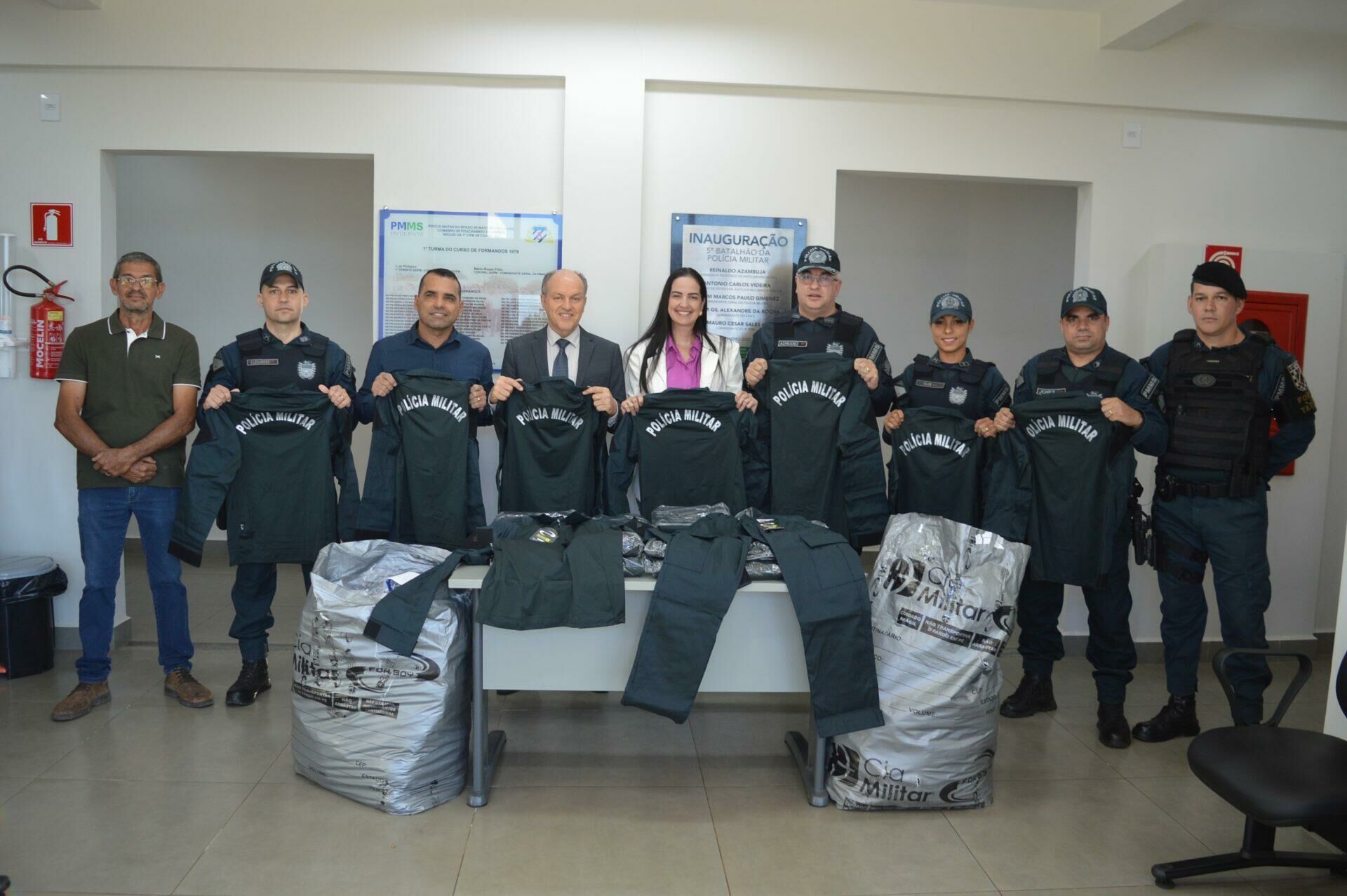 Imagem de compartilhamento para o artigo PM de coxim recebe 70 novos uniformes adquiridos por emenda do deputado Júnior Mochi da MS Todo dia