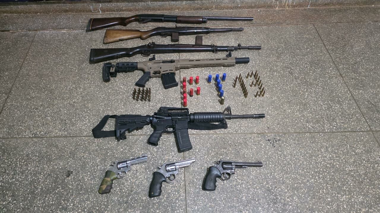 Imagem de compartilhamento para o artigo Arsenal de guerra é apreendido em carro de família na MS-240, entre Inocência e Paranaíba da MS Todo dia