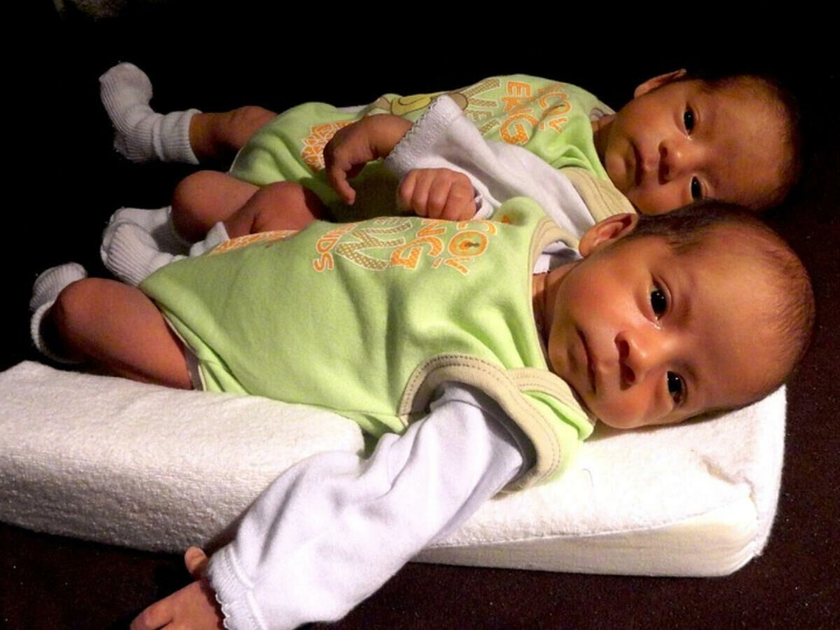 Imagem gemeos-bebes