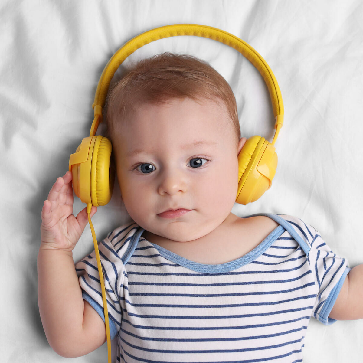 Imagem principal para o artigo 20 Músicas e Sons Perfeitos para Botar o Bebê Dormir a Noite Toda da Genuína Conexão