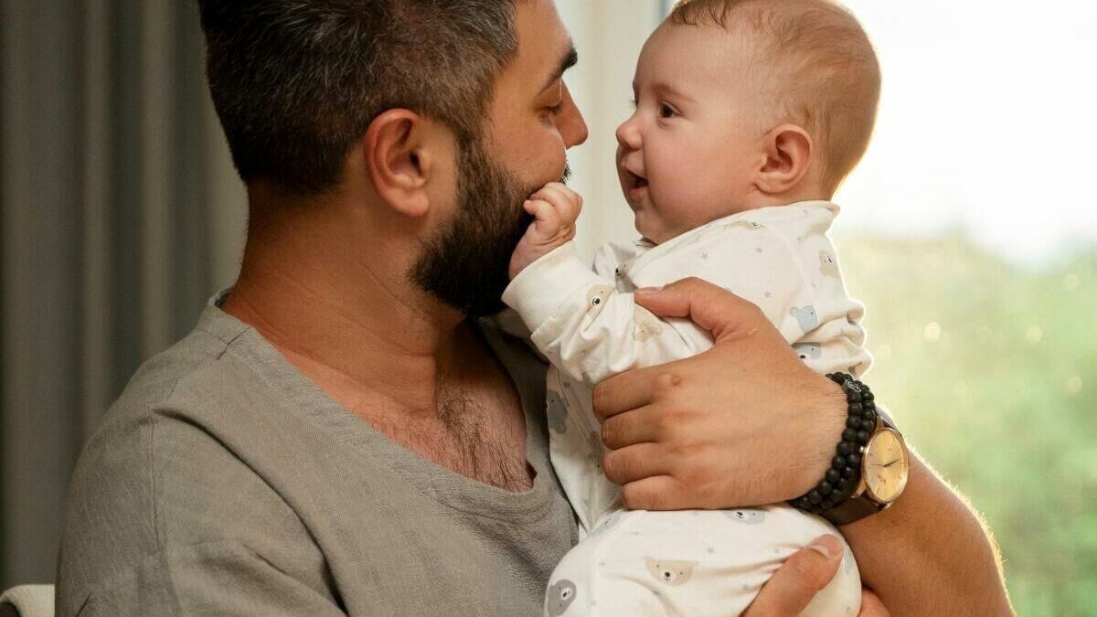 Imagem 16-9-pai-acalma-bebe-com-amor