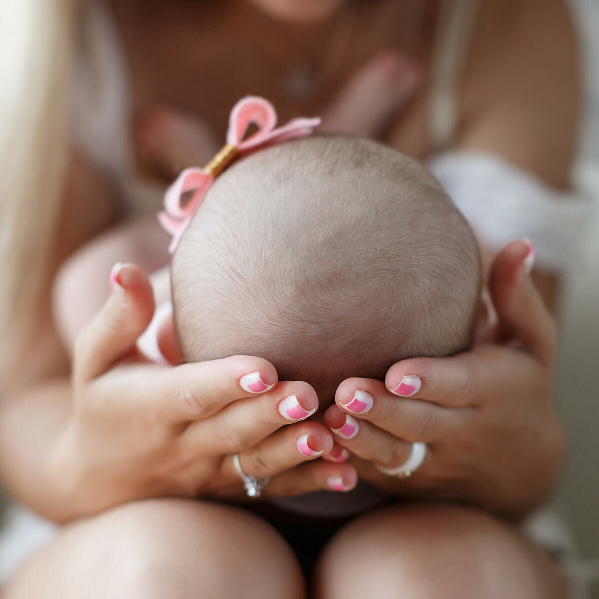 Imagem principal para o artigo Crânio do Bebê: 9 Sinais de Alerta e Como Agir em Cada Caso da Genuína Conexão