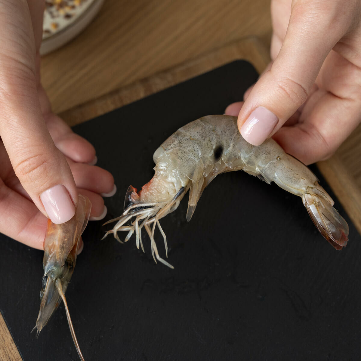Imagem ilustrativa para o artigo Lactantes podem comer camarão? Entenda os mitos e verdades da Genuína Conexão