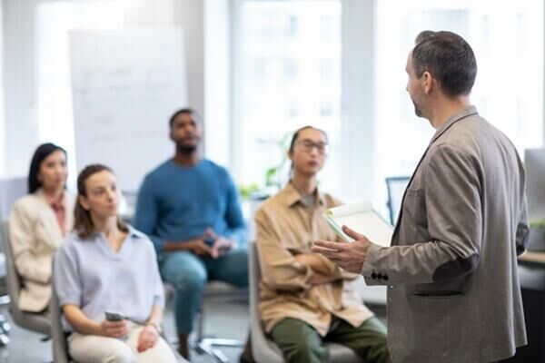 Profissionais participando de um treinamento