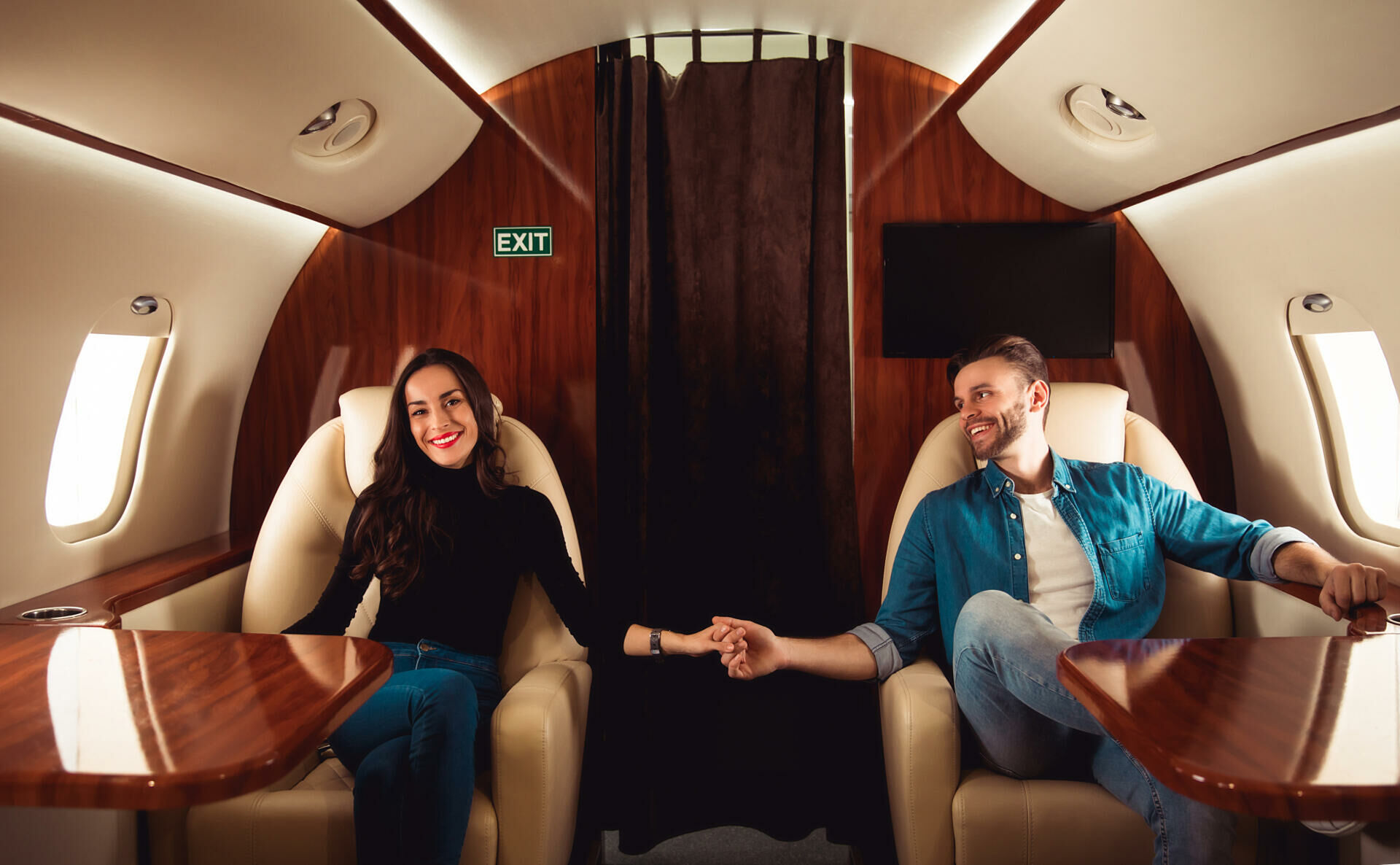 Imagem de casal em interior de avião
