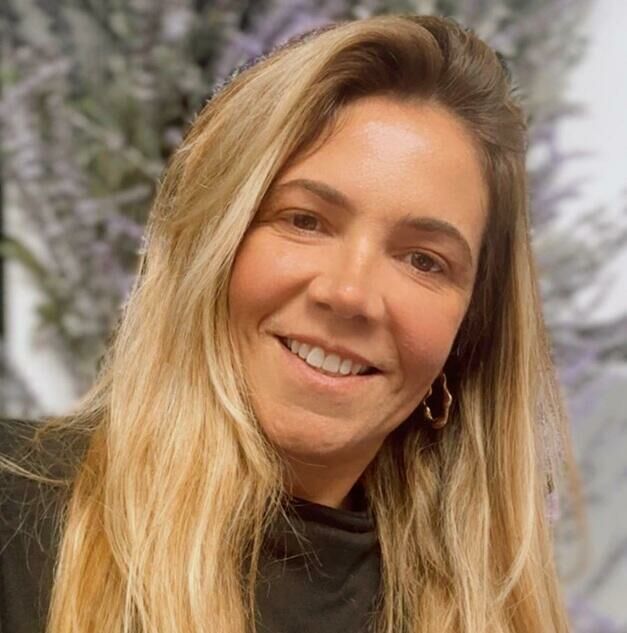 Foto da curadora Mirela Piazzi