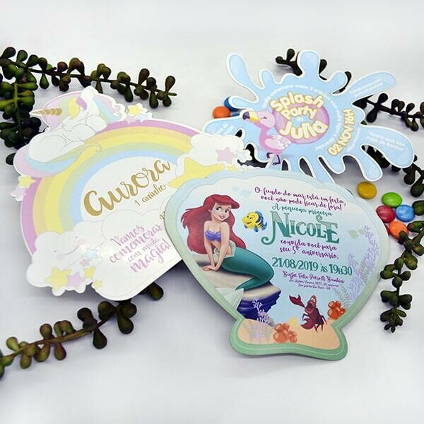 Imagem de um convite infantil fechado com tema de pequena sereia