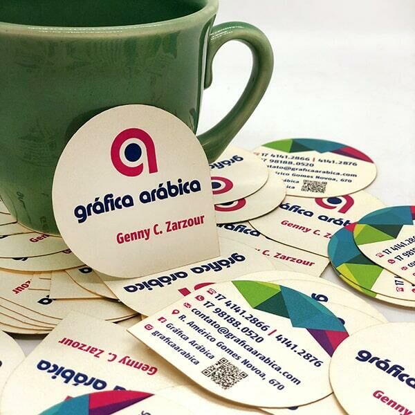Imagem de vários cartões de visita com uma caneca