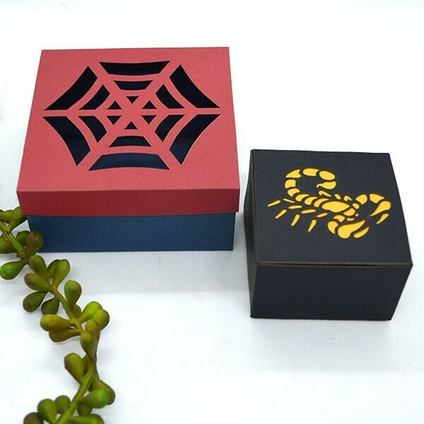 Imagem de duas caixas fechadas