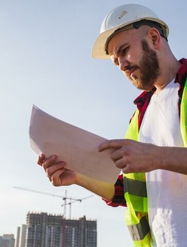 Engenheiro lendo relatório