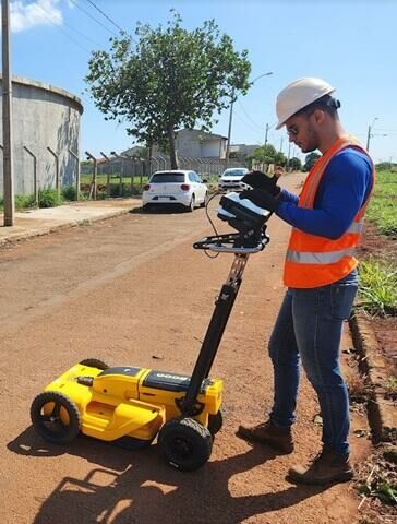 Profissional utilizando georadar