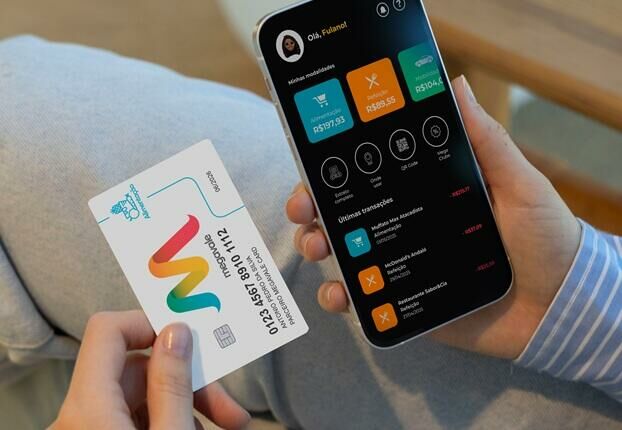 Pessoa utilizando App Megavale Card