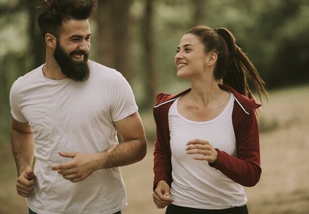 Casal correndo juntos