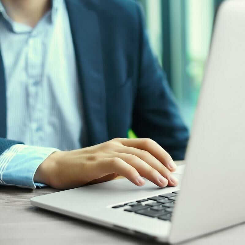 Profissional utilizando notebook