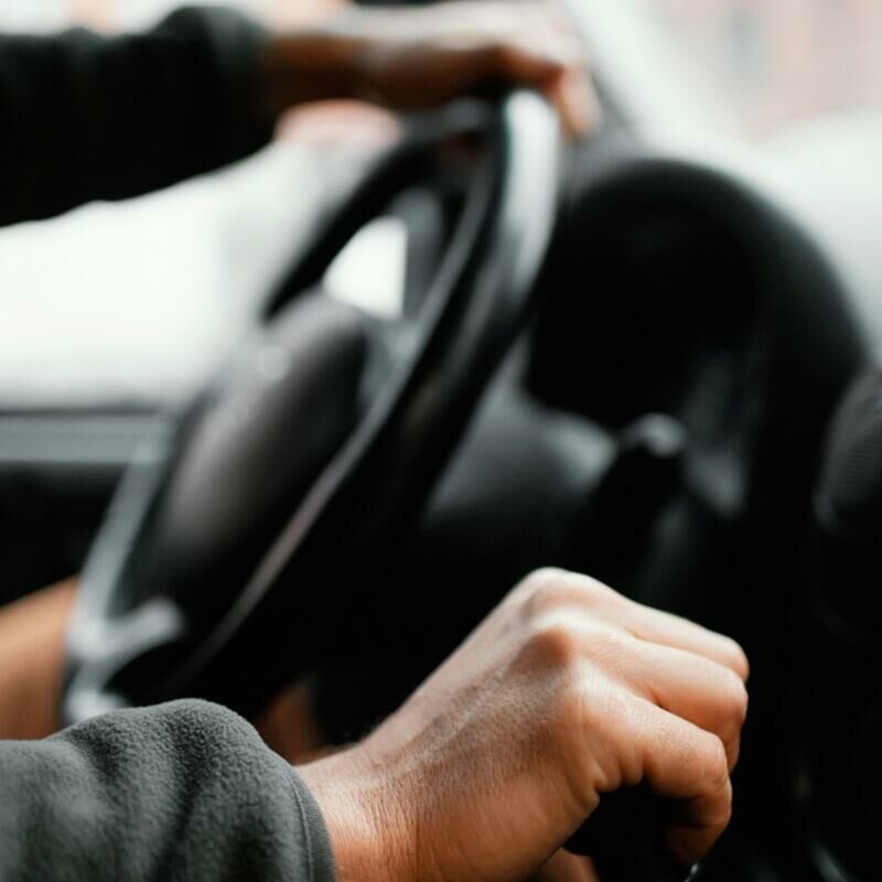 Motorista dirigindo