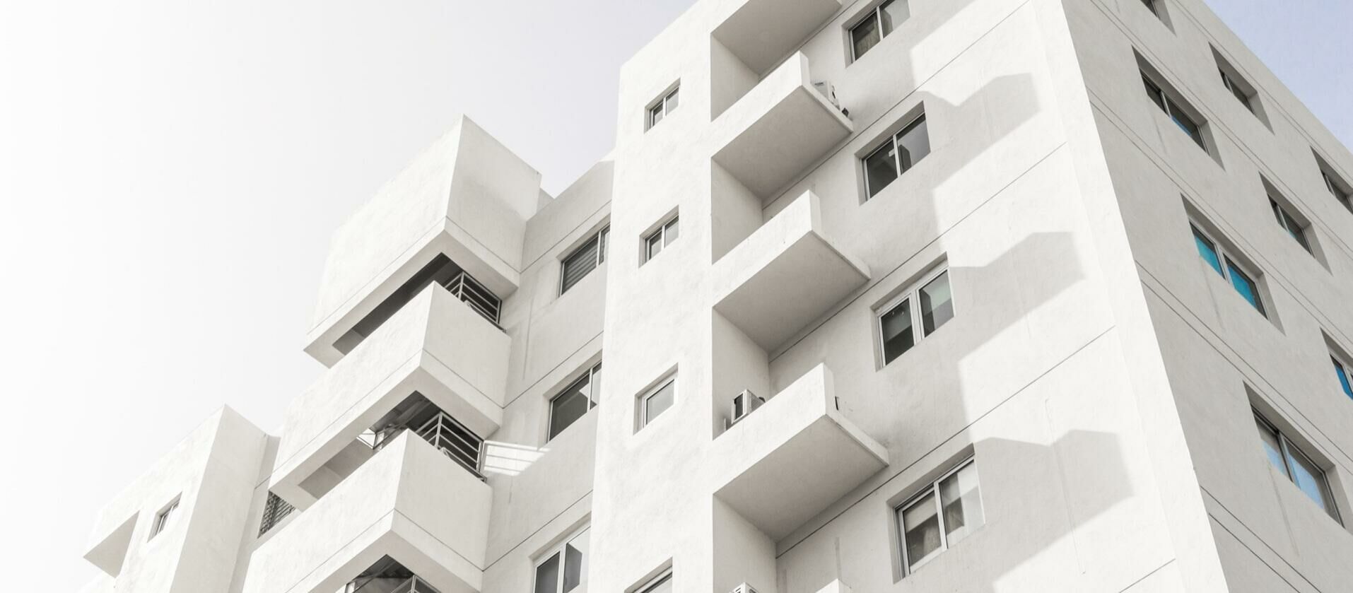 Imagem de fundo do banner - Fachada de condomínio residencial
