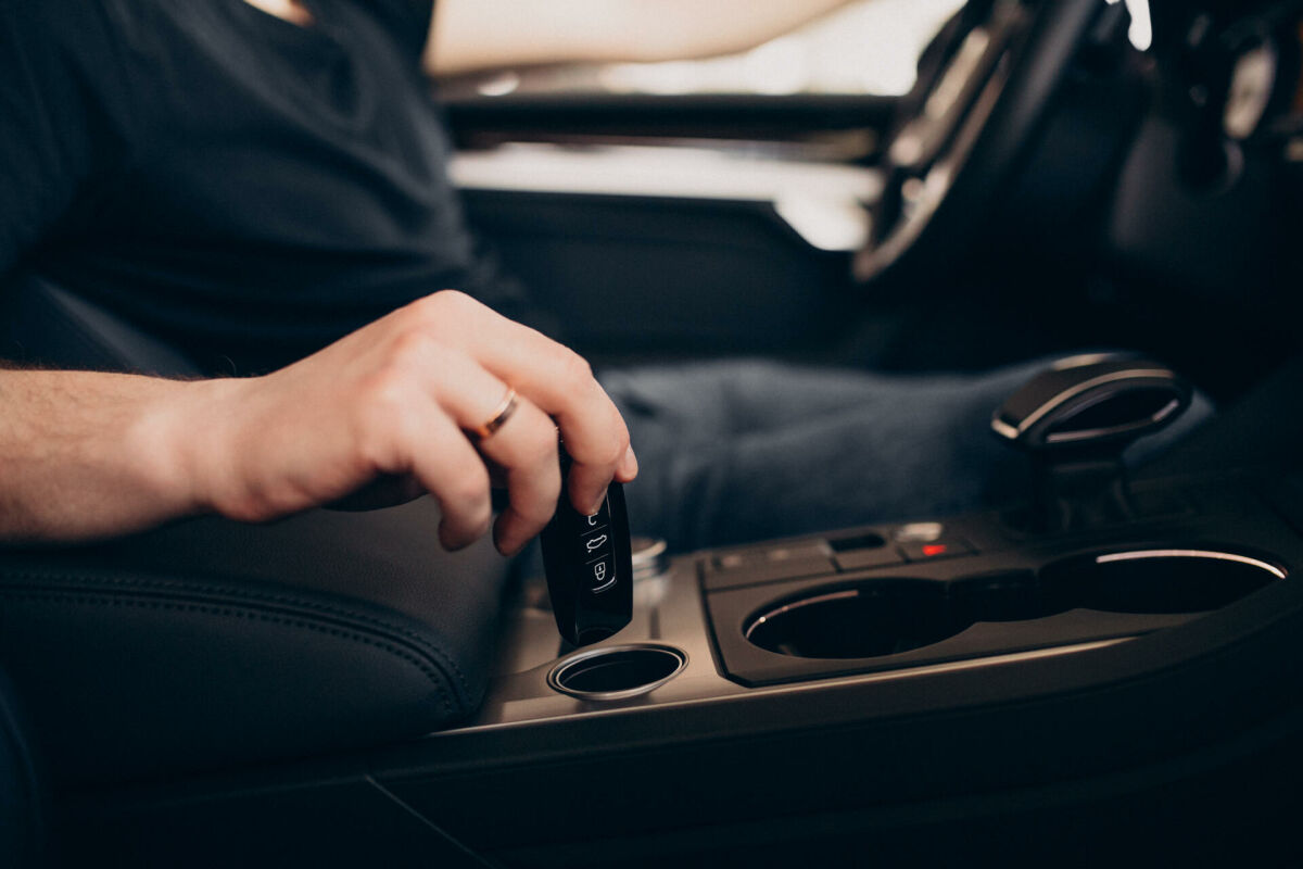 Imagem principal de Como tirar a chave da ignição do carro? A chave travou no volante, e agora? Chaveiro de Rio Preto 24h explica
