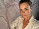 Imagem ilustrativa para Carolina Dieckmann é duramente criticada após comentar em post de Fernanda Torres sobre Los Angeles