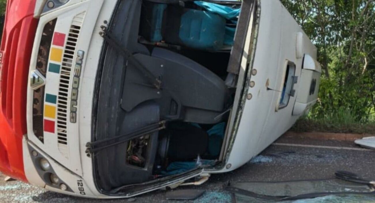 Ilustração da notícia Ônibus tomba após bater em carreta estacionada na MS-240 em Paranaíba da MS Todo dia