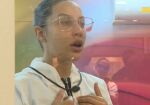 Imagem principal do artigo BBB 25: Mãe de Eva chega com cartazes para Renata e web reage: “Vai afundar tanto”