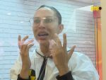 Imagem principal do artigo BBB 25: Na Vitrine do Seu Fifi, Renata lê cartazes contra os gêmeos e fica confusa