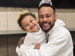Imagem principal do artigo Doente, Neymar surge abraçado com Mavie e recebe críticas na web: "Sem máscara perto da criança"