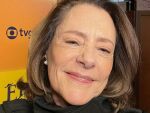 Imagem principal do artigo Elizabeth Savalla é vista de cadeira de rodas após cirurgia e explica motivo antes de retorno à TV na nova novela