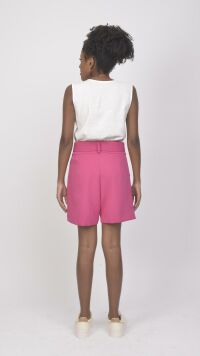 Imagem adicional 2 do item Bermuda Pink de Alfaiataria com Vinco Frontal e Cinto - Sofisticação e Conforto para Look Moderno