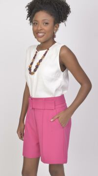 Imagem adicional 1 do item Bermuda Pink de Alfaiataria com Vinco Frontal e Cinto - Sofisticação e Conforto para Look Moderno