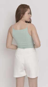 Imagem adicional 3 do item Short Curto Branco de Alfaiataria - Sofisticação e Modernidade com Design Minimalista