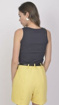 Imagem adicional 3 do item Saia-shorts de Alfaiataria Mostarda com Pregas - Conforto e Versatilidade
