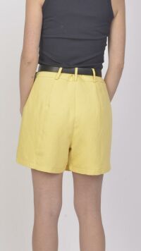 Imagem adicional 2 do item Saia-shorts de Alfaiataria Mostarda com Pregas - Conforto e Versatilidade