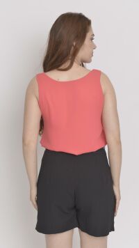 Imagem adicional 3 do item Saia-shorts de Alfaiataria Preto com Pregas - Conforto e Versatilidade